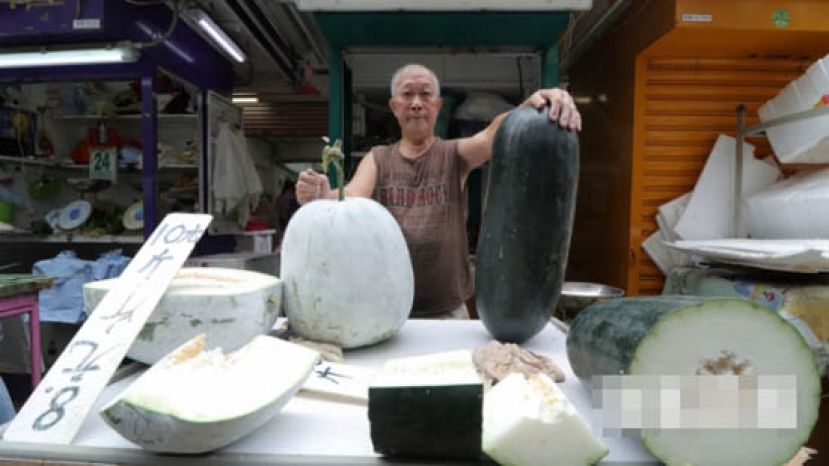 人称&ldquo;冬瓜叔&rdquo;的明叔在旺角广东道街市经营牌档，独沽一味只卖两种冬瓜：灰皮冬瓜（左）和青冬瓜。