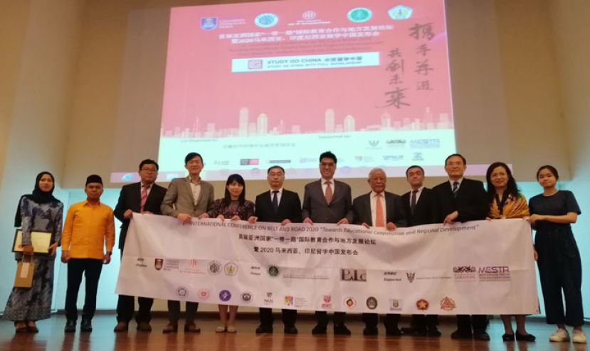 砂教育、科学与工艺研究部部长拿督斯里麦哥玛因（右五）出席首届亚洲国家&ldquo;一带一路&rdquo;国际教育合作论坛。右四为亚洲一带一路文化教育合作促进会中国区执行董事杨程成。