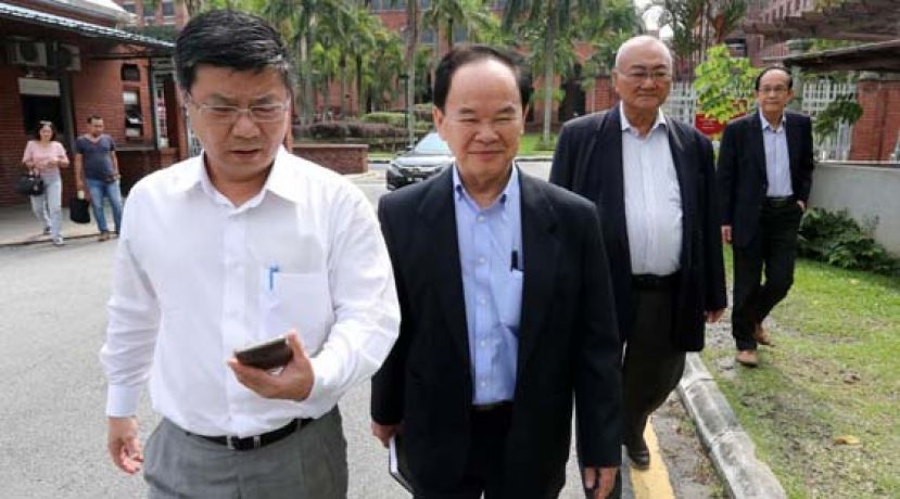 左起为总董秘书长黄再兴、主席陈大锦、副主席杨应俊和中委杨才国步出社团注册局时摄。