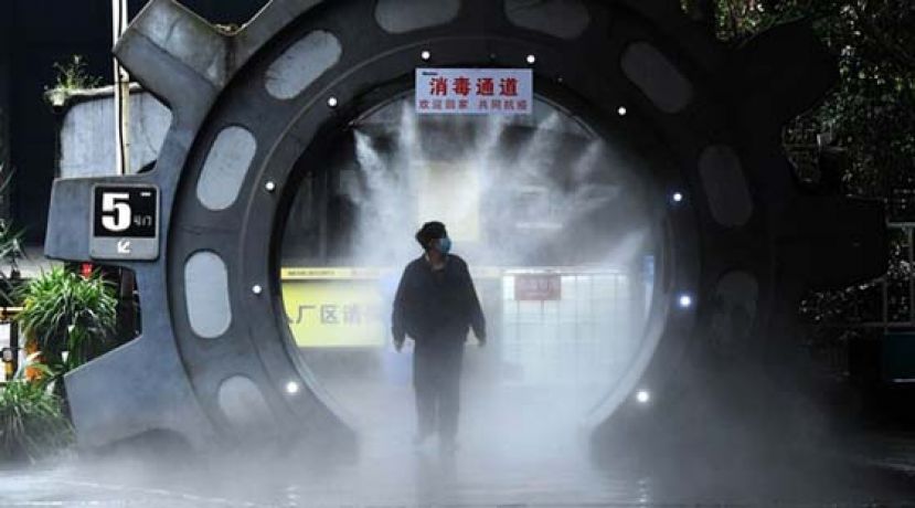 重庆有企业安装自动喷雾消毒装置为上班的员工消毒。