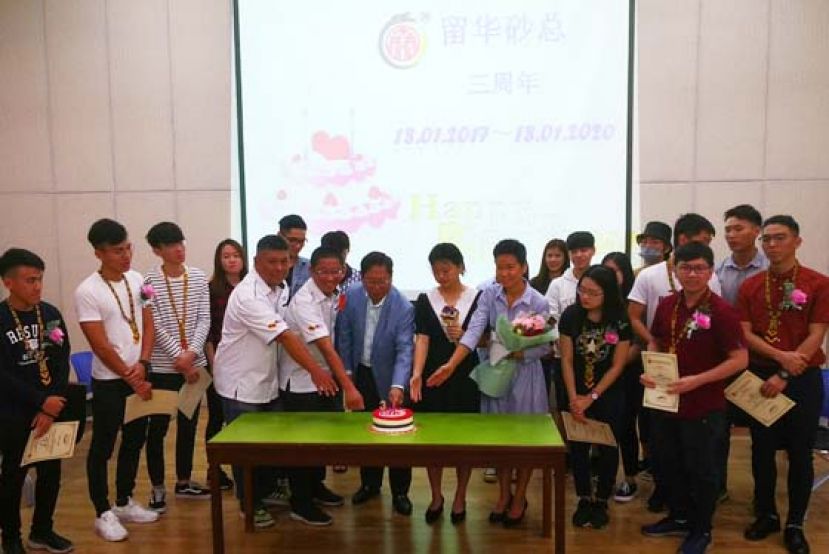 留华砂总庆祝成立3 周年，邀请砂董总主席天猛公拿督刘利民（前左三）与《第三届两岸留学论坛@未来无限》论坛主持人詹雪梅（前右四）及论坛嘉宾共切纪念蛋糕。前左二是留华砂总总会长黄首詠医生。