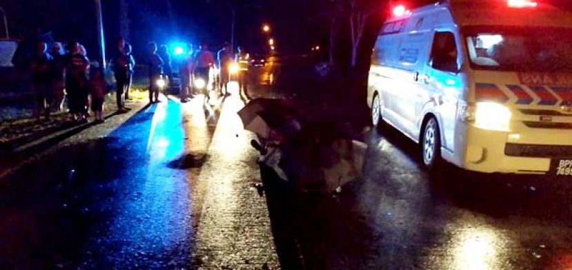 死者乘骑的电单车翻倒在地上。