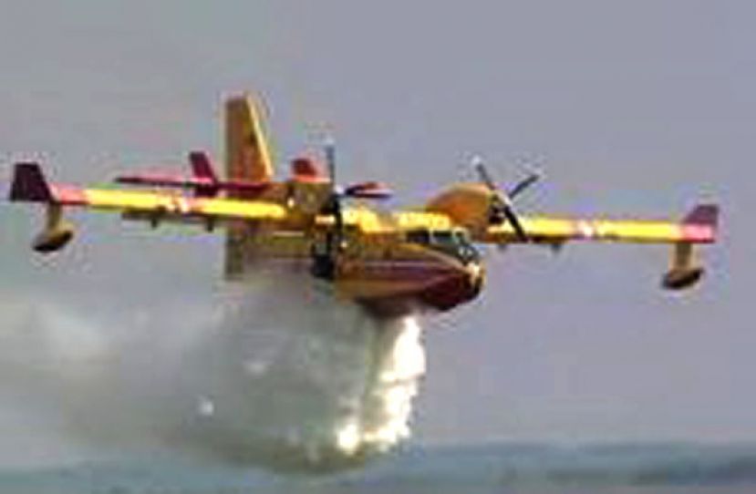 庞巴迪(Bombardier)CL-415水陆两栖灭火飞机的英姿。