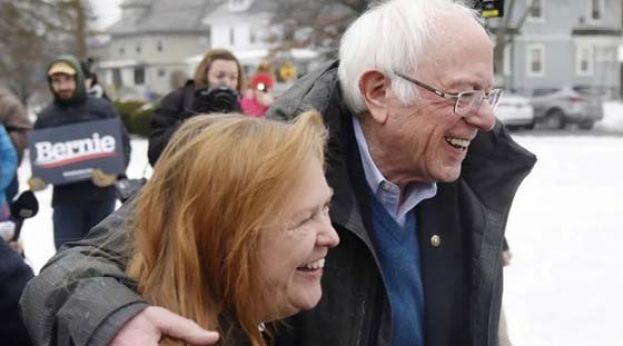 桑斯德（右）与妻子珍妮。