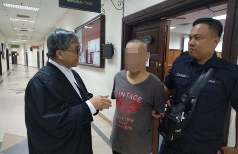 吃了老婆脑浆而获得宽恕，这回又在砍断年迈姨姨的头颅，还起火焚毁案的被告和律师交谈时攝。