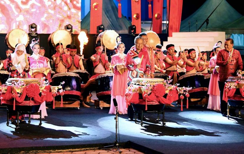  图：首相敦马哈迪和副首相拿督斯里旺阿兹莎在芙蓉举行的全国农历新年大团拜上击鼓主持开幕礼。