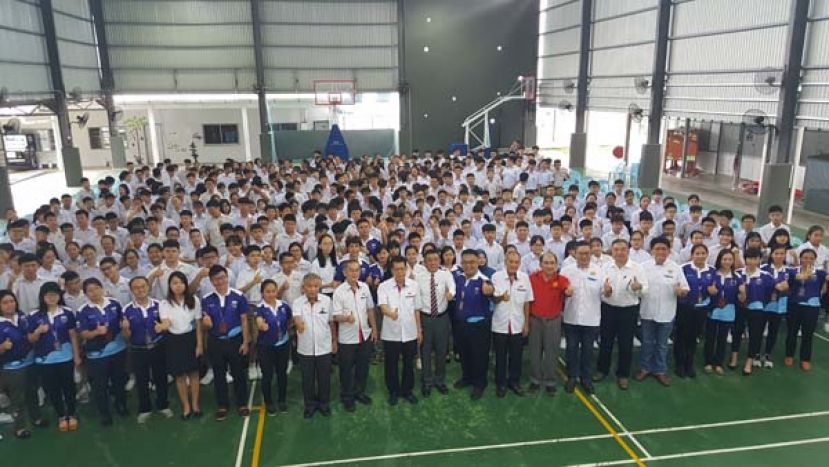 古晋四中开学典礼，师生与校董合影。