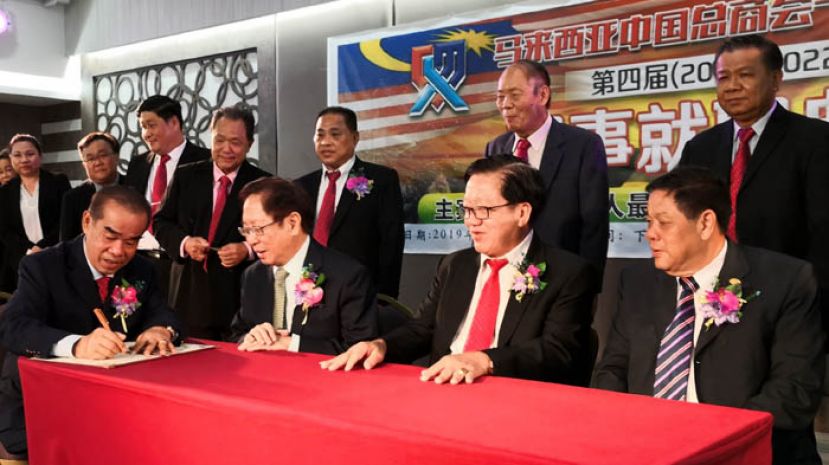 会长拿督刘乃好（左1）在天猛公拿督刘利民、华团会长严榀胜及商会会长拿督刘增强（左2至4）面前签署宣誓书。