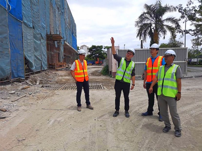 俞利文巡视古晋砂拉越中央医院多层停车场工程。