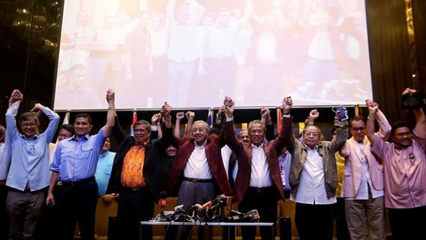 马哈迪在脸书贴文表示，马来西亚的经济仍保持良好的增长势头，并呼吁人民静待政策影响力。贴文也选择一张与众希盟领袖举手欢呼的画面当配图。