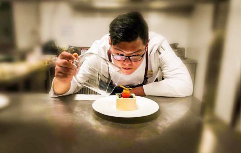 图示：吴亿杰在研发菜品。