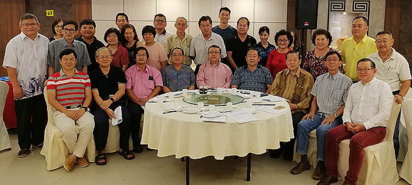 古晋中华书画研究会会员大会出席会员大合照，前排坐者左起为该会查账刘纯强、副会长李联东、副会长沈捷平、名誉顾问蔡振强、会长许庆喜、财政朱聪泽、会员甲必丹赖瑞源、名誉顾问李仁赵及秘书田荣喜。