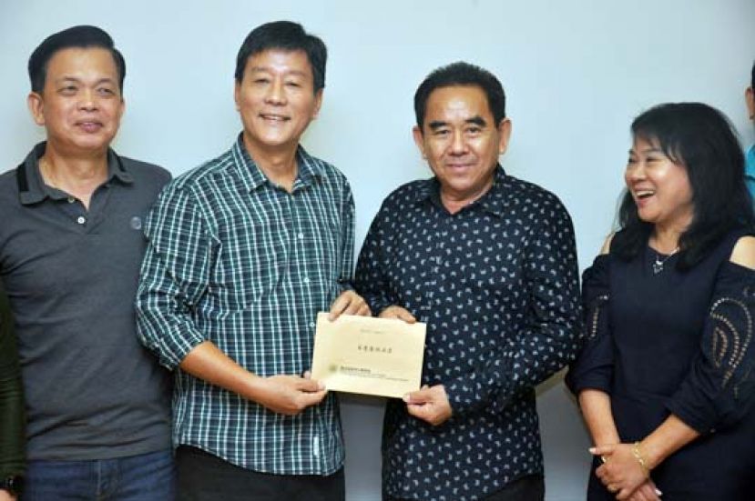 主席王芍强（左二）把邀请函呈予永久名誉顾问本曼查刘石星（右二）时摄。