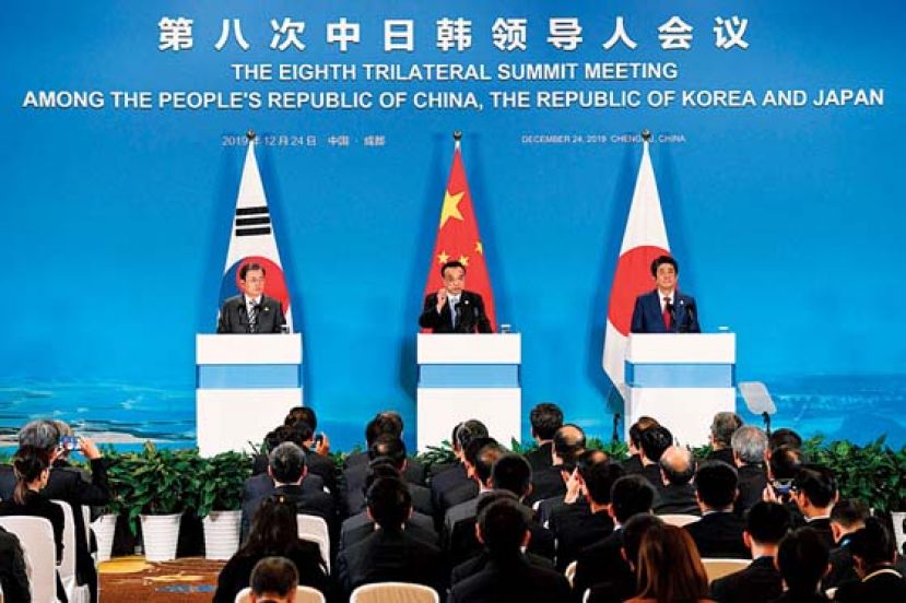 文在寅（左起）、李克强及安倍晋三出席中日韩领导人会议。