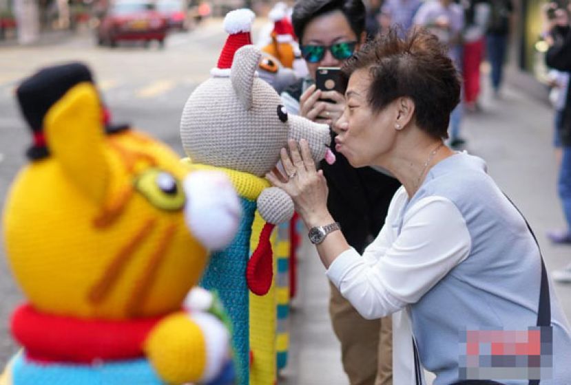 香港街头栏杆穿上圣诞毛衣