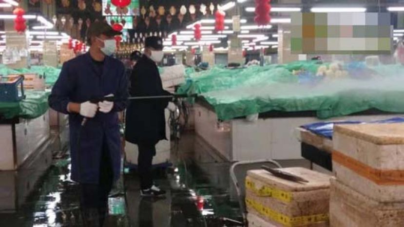 宁波农贸市场遭当局关停消毒。