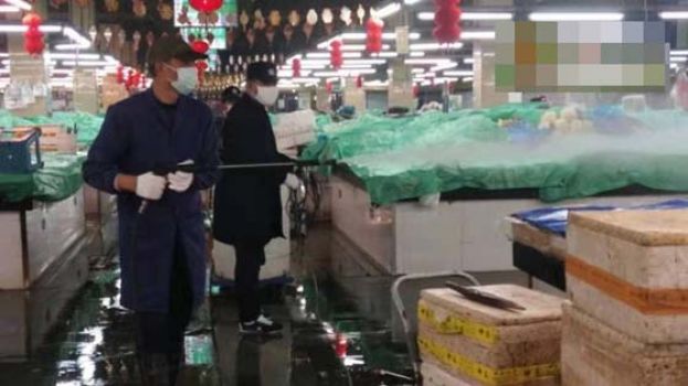 宁波农贸市场遭当局关停消毒。