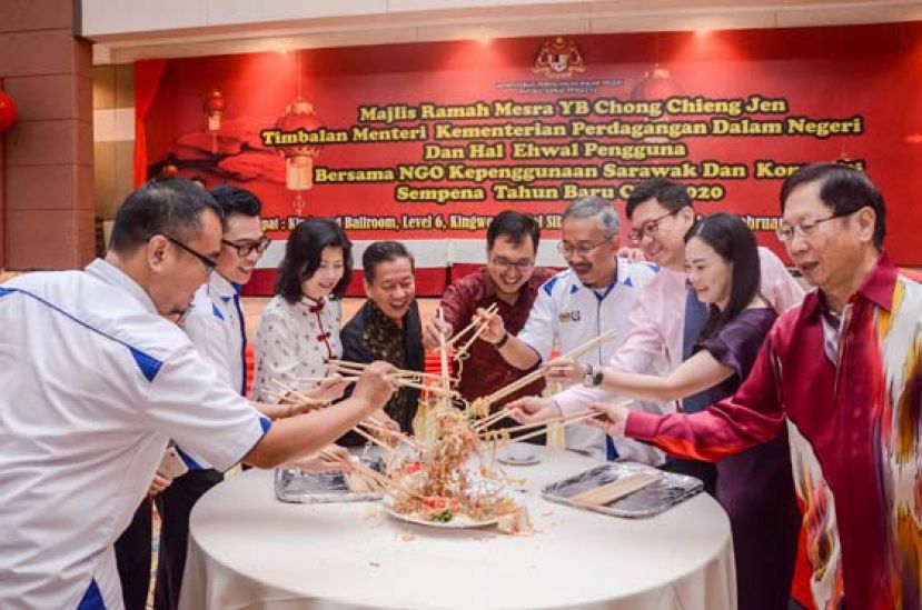 捞生庆贺新年。右起为天猛公拿督刘利民、刘强燕、林财耀、拿督罗斯丹阿芬迪、张健仁、黄培根、郑爱鸰。