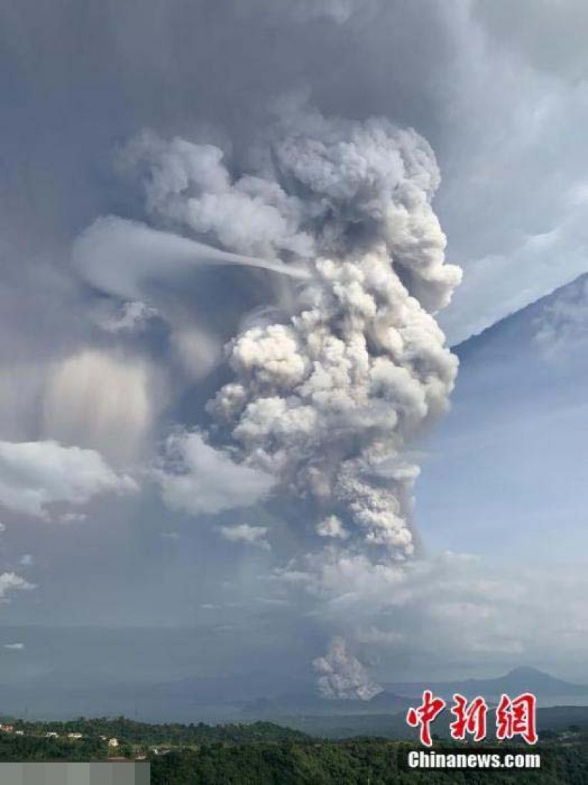 受塔尔火山活动影响，菲律宾民航管理局(CAAP)12日晚暂停了马尼拉尼诺阿基诺国际机场(NAIA)的航班起降。