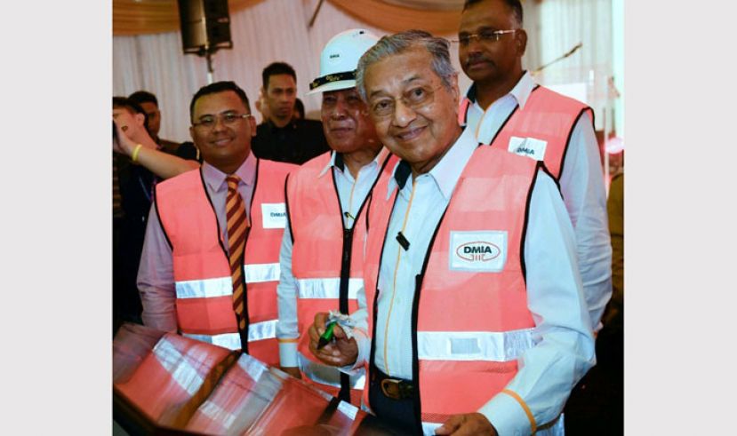 首相敦马哈迪巡视双文丹访问巴生谷双轨火车计划，并在牌匾上签名。