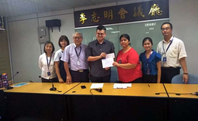 俞利文医生（中）移交拨款马币5000令吉，(左起)为理事群沈美端、翁小芬、陈春光、萧俊琪、刘筱宝、李海丰。