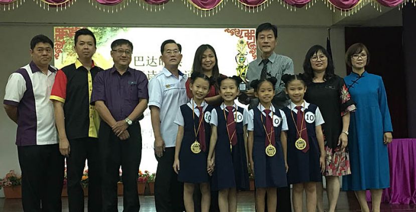 巴达旺县教育厅副厅长王勺强（后右3）颁奖冠军予古晋中华小学第六校。