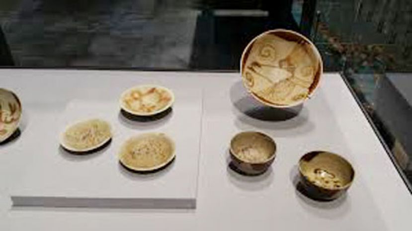 图示：唐代长沙窑的一组：青釉褐彩的瓷质碟、盘、碗。