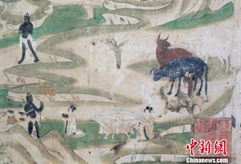 图示：1月13日，敦煌研究院从石窟壁画、敦煌文献、馆藏文物中梳理归纳出腊八节时，古人燃灯供奉、沐浴更衣、熬煮施粥、狩猎腊祭等生活中的习俗。图为莫高窟第61窟《牧女献糜》（五代）。