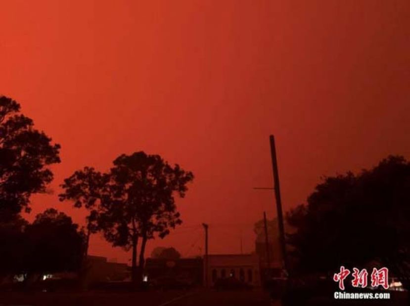 当地时间12月31日，澳洲维多利亚州马拉库塔的天空被山火映红，数以千计的当地居民和度假游客收到撤离通知。
