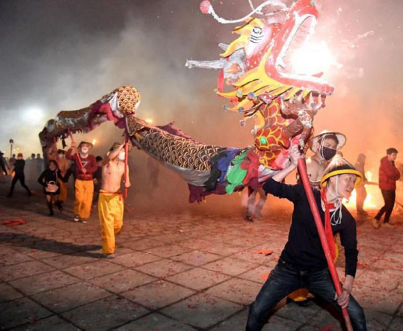 广西千年&ldquo;炮龙节&rdquo;百龙腾跃吸引游人狂欢