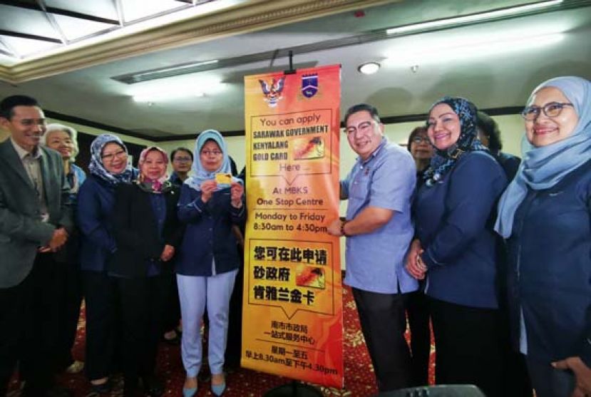 拿督斯里法蒂玛陈赛明（左四）感谢古晋南市设立柜台，协助民众申请肯雅兰金卡。右三为古晋南市市长拿督黄鸿圣。