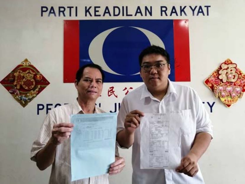 砂人民公正党西连区部署理主席雷吉纳阿贝勇（左）、砂人民公正党巴都林当区州立法议员施志豪律师特别助理兼砂人民公正党实旦宾区部青年团团长莫惠中律师（右），一同展示西连区居民长年无自来水可用，却在水费单上被指&ldquo;积欠&rdquo;大笔水费的水费单。