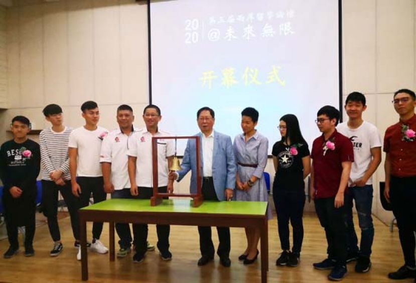 砂董总主席天猛公拿督刘利民为《第三届两岸留学论坛@未来无限》主持开幕摇铃仪式。左五是留华砂总总会长黄首詠医生，论坛主持人詹雪梅（右五）与论坛演讲嘉宾陪同。