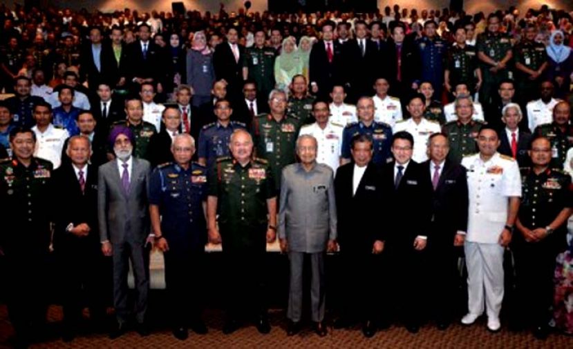 图：马哈迪（前排中）及防长末沙布（前排右五）与众国防官员合照，（前排右四）为副防长刘镇东；（前排左五）为武装部队首长丹斯里祖基菲里。
