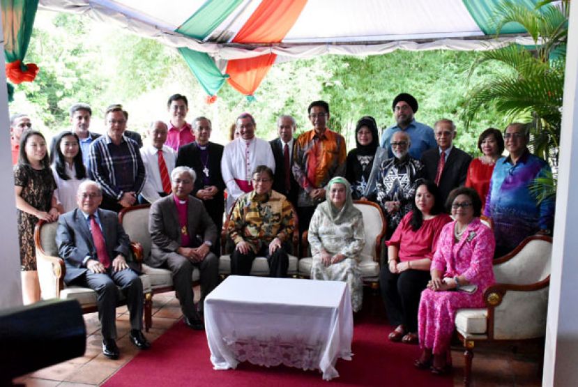 图示：砂首长拿督巴丁宜阿邦佐哈里与夫人拿汀巴丁宜祖玛安妮（坐者左三及左四）出席砂汶圣公会主教唐纳祖（坐者左二）圣诞门户开放活动，坐者左一为砂副首长拿督阿玛道格拉斯；坐者右一起为道格拉斯夫人拿汀阿玛多琳及唐纳祖夫人朱莉达。