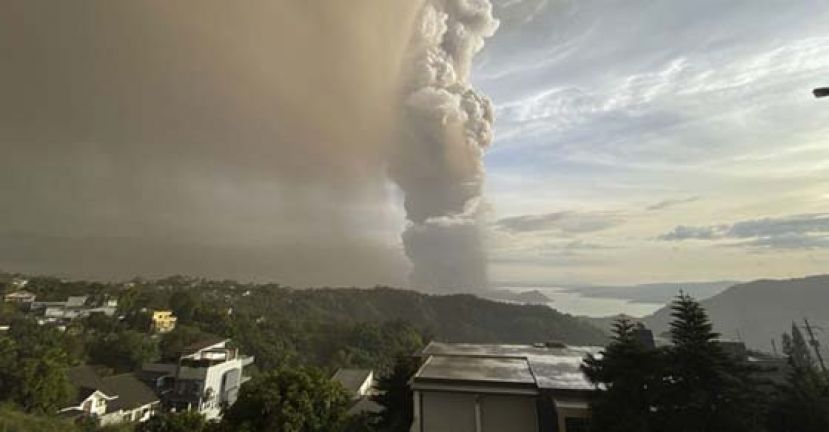 塔阿尔火山近日喷发大量火山灰。
