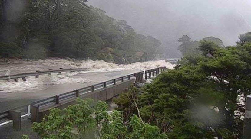 米尔福德桑德的道路被洪水淹没。