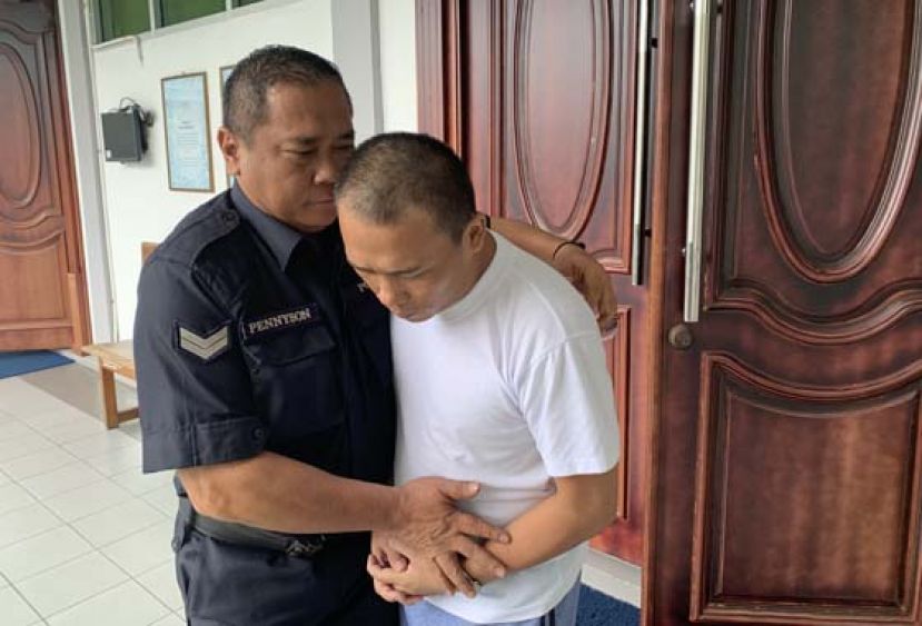 涉及女公务员奸杀案的被告闻判后被带离开高庭。