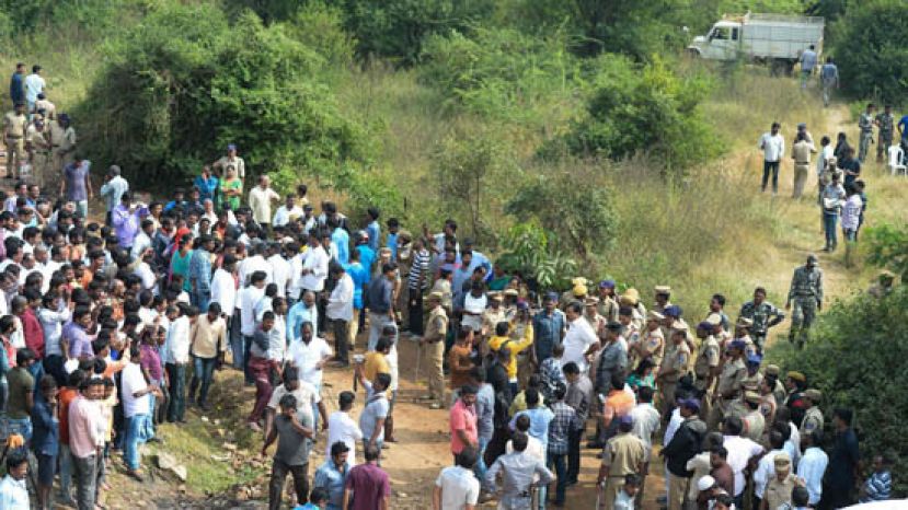 数百民众聚集现场欢呼喝彩。