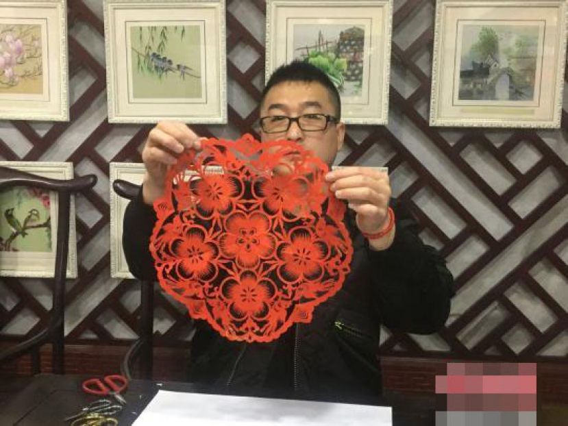 图示：金俊安用15分钟剪的&ldquo;喜上眉梢图&rdquo;。