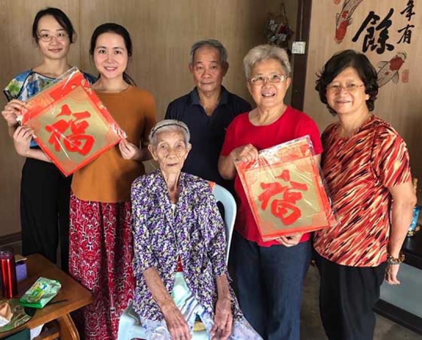 蒋盈领事一行人（左二）探访黄大妹，带来新春的祝福。右二为林韶华。