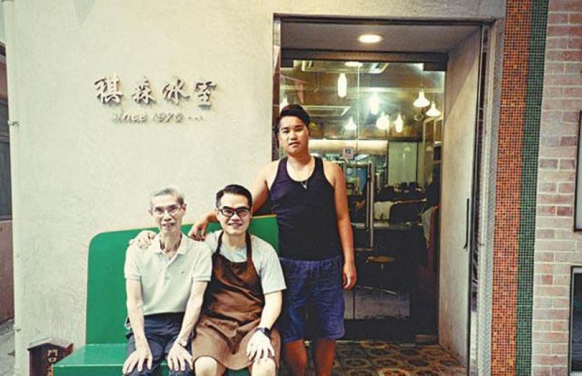 三代同堂，一起于小店工作确是难得。