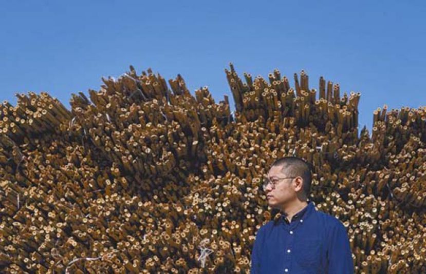 这班职人像戏棚所用的每一跟竹枝，守护着流动的梨园风光。──《戏棚》导演卓翔