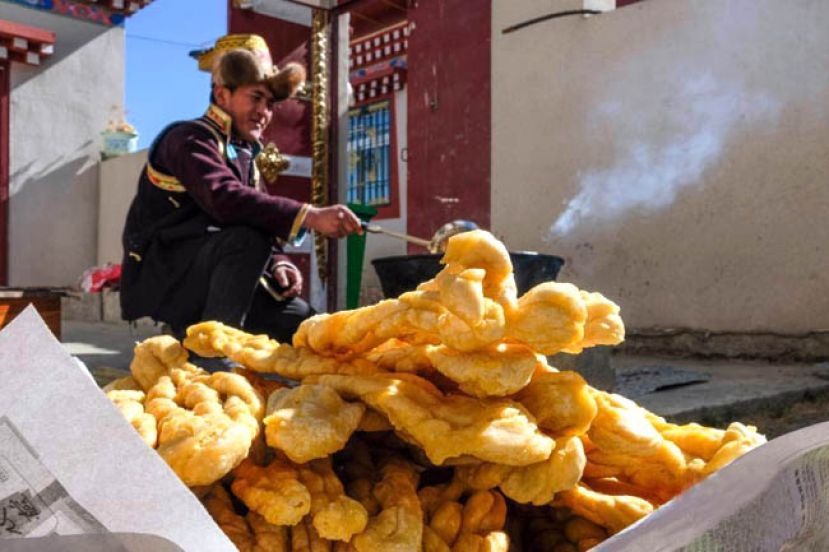 图示：西藏自治区林芝市朗县东部松木材村村民正在炸卡塞（卡塞是一种油炸面食，是藏历新年必备的年货之一）。