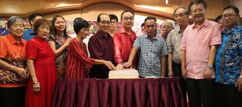 砂人联党都东支部新春团拜，为支部名誉顾问拿督孙春德（右5）庆祝生日，众人在切蛋糕时摄。右6位支部主席黄振渊。