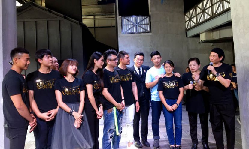 《妈妈好》一众演员与现场观众互动。