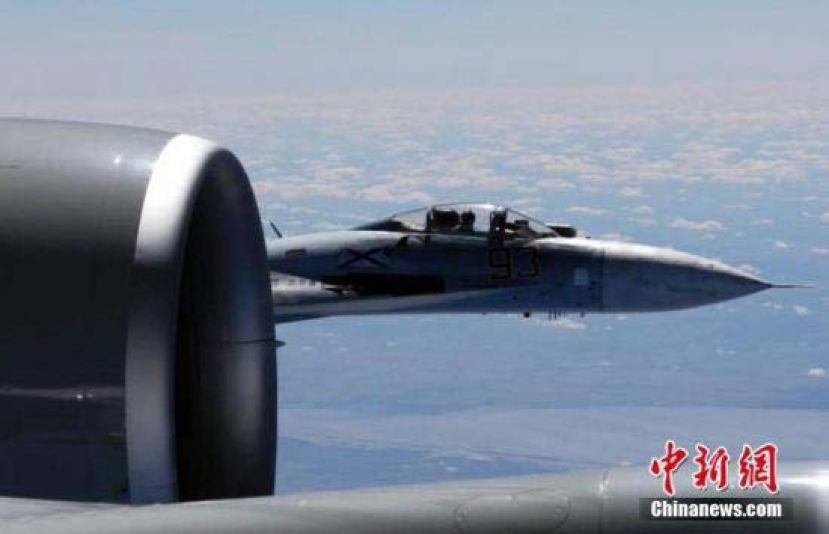 当地时间2017年6月19日，俄罗斯苏-27战机空中拦截美国RC-135U侦察机。