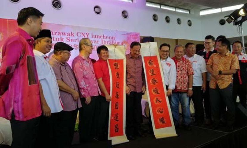 公正党主席拿督斯里安华（左六）出席砂希盟与安华新春团拜午宴与大家同乐，左五为砂人民公正党副主席兼砂拉卓区国会议员阿里比朱及砂希盟主席张健仁（左七）。