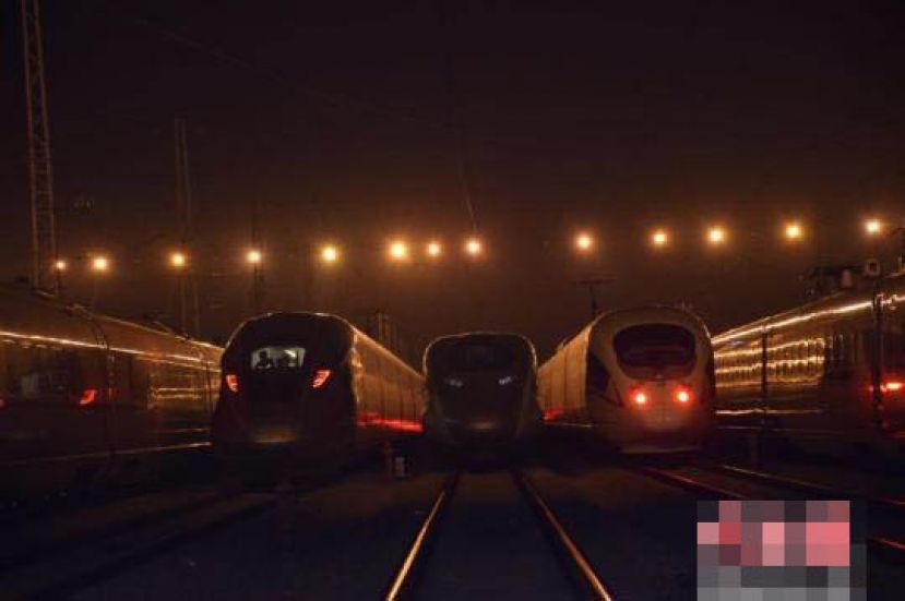 图示：00:05，刚下班的动车组机械师走过平交道。