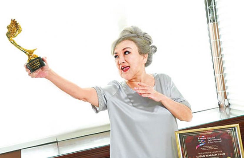 邵音音手拿佛山电影节的&ldquo;资深演艺人奖&rdquo;，以及凭短片夺得的最佳女主角（右），获双重肯定。